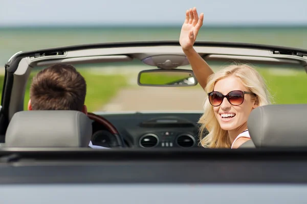 Feliz hombre y mujer conduciendo en coche cabriolet — Foto de Stock