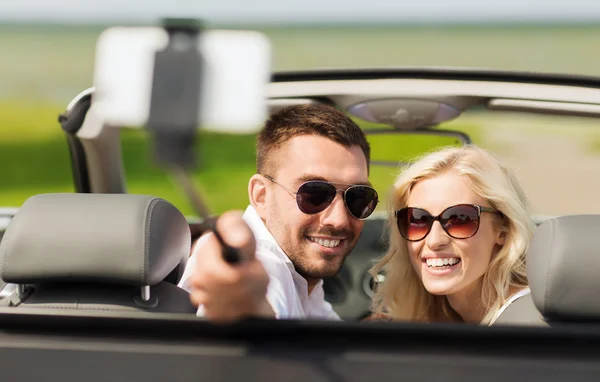 Gelukkige paar in auto nemen selfie met smartphone — Stockfoto