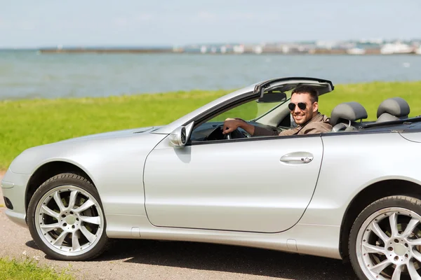 Hombre feliz conducir cabriolet coche al aire libre — Foto de Stock