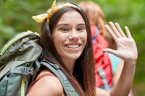 Grupo de amigos sonrientes con mochilas senderismo — Foto de Stock