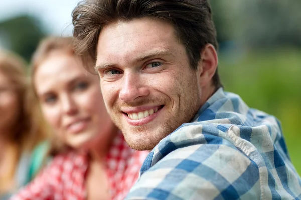 Groupe d'amis souriants à l'extérieur — Photo