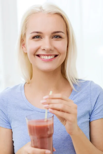 女性の飲むジュースまたは自宅横に振る笑顔 ストック画像