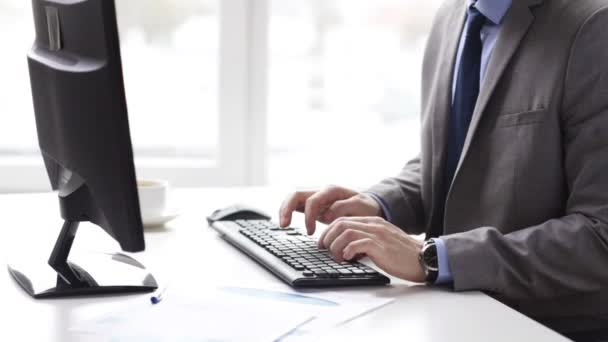 Close-up de homem de negócios digitação e beber café — Vídeo de Stock