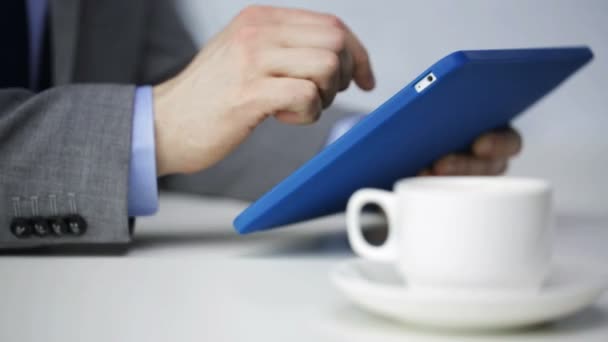 Закрыть человека с планшетным компьютером, пьющим кофе — стоковое видео
