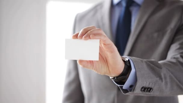 Primer plano del hombre de negocios mostrando la tarjeta blanca en blanco — Vídeo de stock