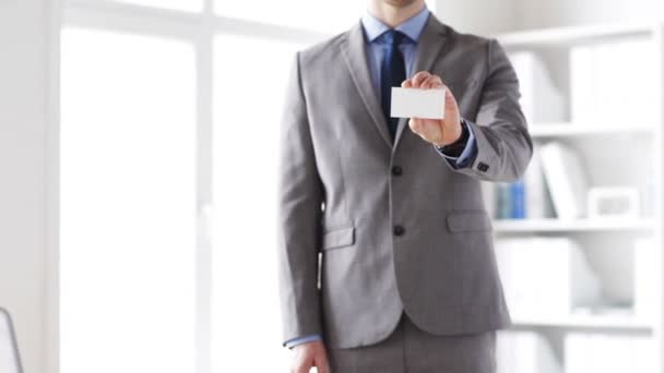 Close up de empresário mostrando cartão branco em branco — Vídeo de Stock