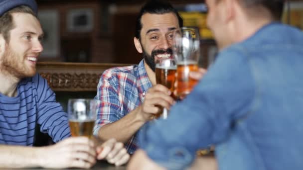 幸せの男性の友人でビールを飲みながらバーやパブ — ストック動画