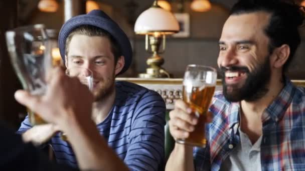 Happy mannelijke vrienden drinken bier bij bar of pub — Stockvideo