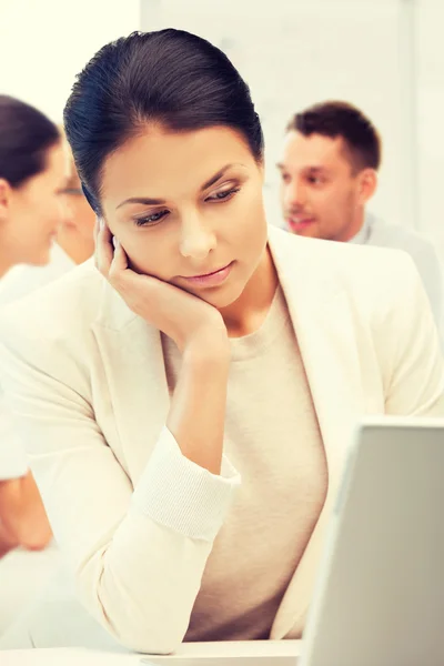 Femme d'affaires avec ordinateur portable au travail — Photo