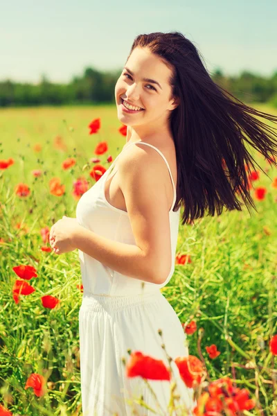 Uśmiechnięta młoda kobieta na pole Maków — Zdjęcie stockowe