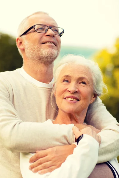Seniorenpaar umarmt sich im Park — Stockfoto