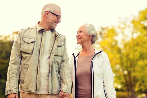 Senior couple in park — Stock Photo, Image