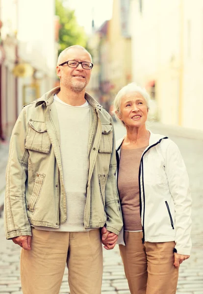 Пожилая пара на городской улице — стоковое фото