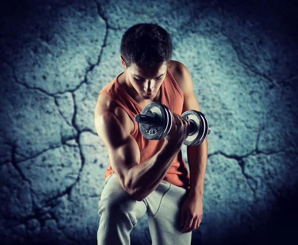Jeune homme avec haltère flexion biceps — Photo