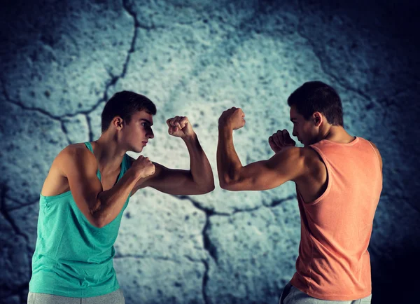 Junge Männer kämpfen Hand in Hand — Stockfoto