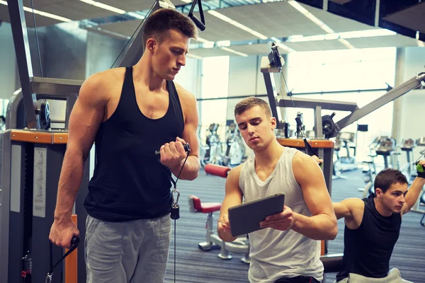 Män som tränar på gym maskin — Stockfoto