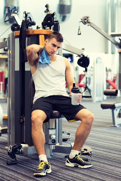 Man tränar på gym maskin — Stockfoto