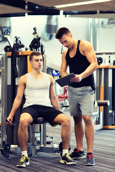 Homme exerçant sur la machine de gymnase — Photo