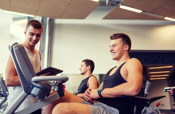 Los hombres que hacen ejercicio en la máquina de gimnasio —  Fotos de Stock