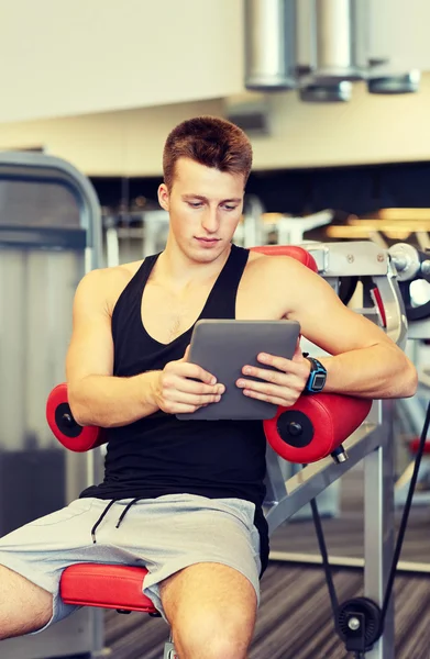 Hombre joven con tablet PC en el gimnasio — Foto de Stock