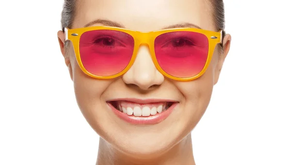Улыбающаяся девочка-подросток в розовых солнечных очках — стоковое фото