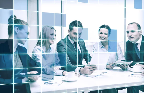 Equipo de negocios con tableta pc teniendo discusión — Foto de Stock