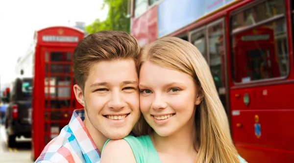 Feliz pareja sobre Londres calle de la ciudad — Foto de Stock