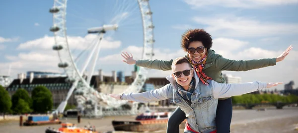 Happy teenage couple having fun over london — Stock Photo, Image