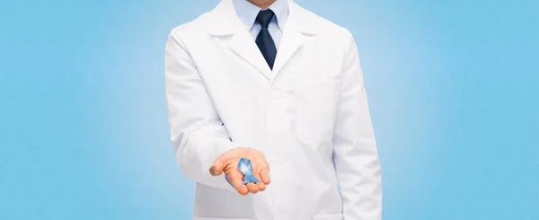 Doctor with prostate cancer awareness ribbon — Stock Photo, Image