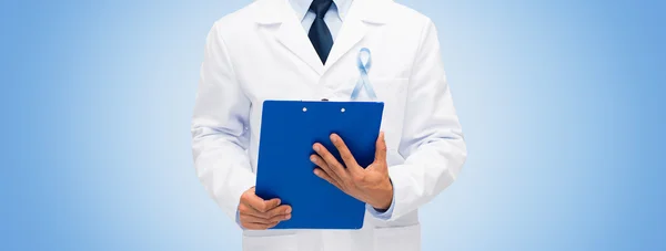 Doctor with prostate cancer awareness ribbon — Stock Photo, Image