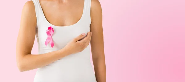 ピンク癌意識のリボンを持つ女性 — ストック写真