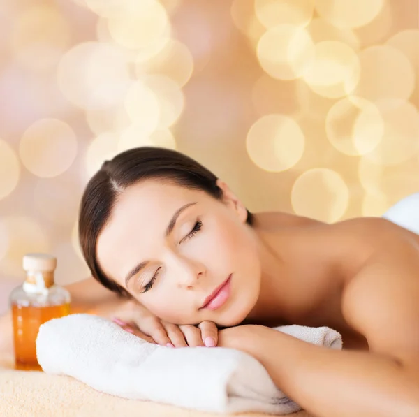 Mujer feliz en el salón de spa —  Fotos de Stock