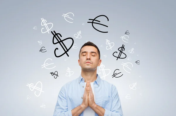 Homem feliz orando deus por dinheiro — Fotografia de Stock