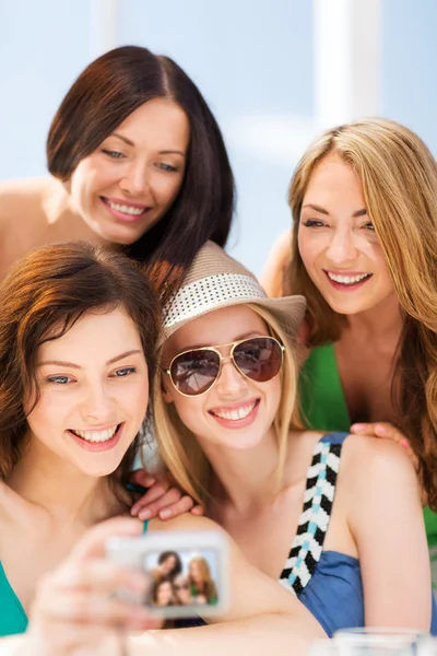 Meisjes nemen van foto in café op het strand — Stockfoto