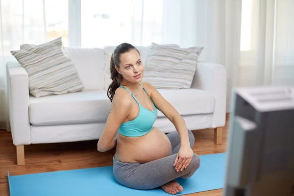 Boldog terhes nő gyakorolja otthon — Stock Fotó