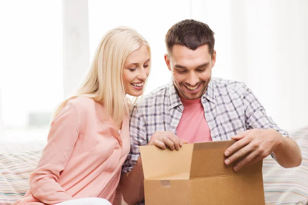 Couple heureux avec boîte de colis à la maison — Photo