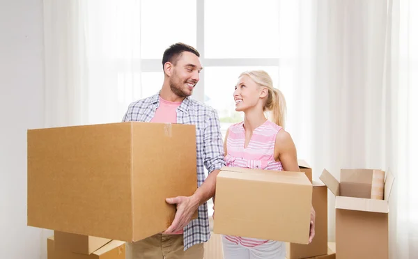 Casal com grandes caixas de papelão se mudando para nova casa — Fotografia de Stock