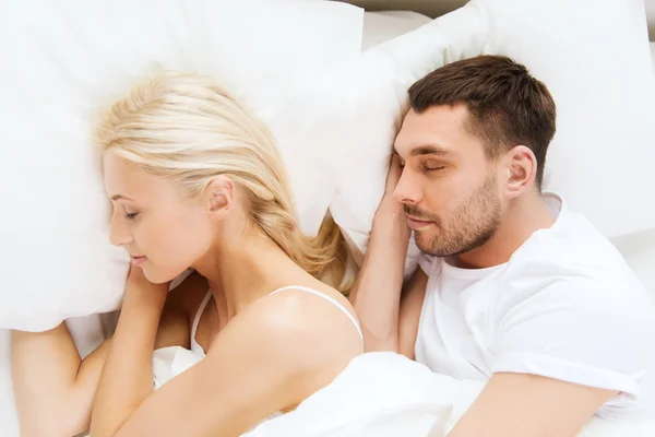 Casal feliz dormindo na cama — Fotografia de Stock