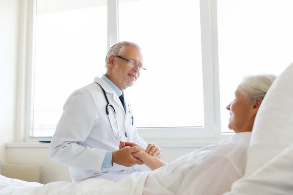 Arzt überprüft Puls der Seniorin im Krankenhaus — Stockfoto