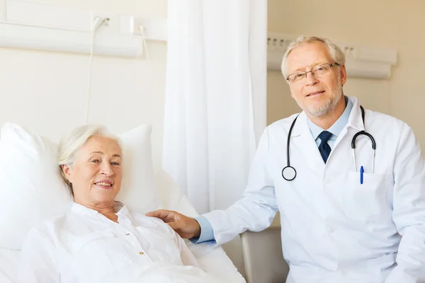 Médecin visitant une femme âgée à l'hôpital — Photo