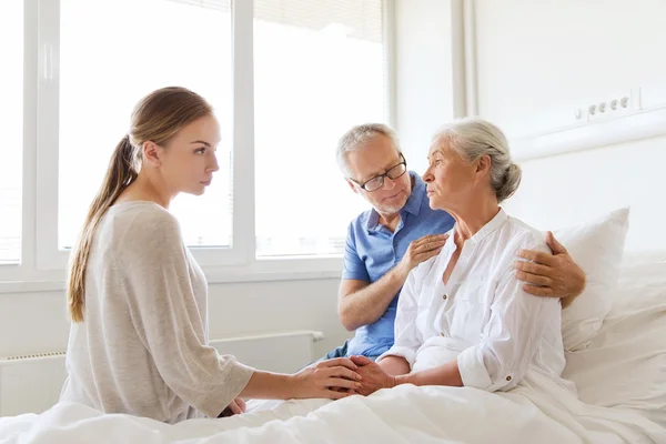 Familia visitando a una anciana enferma en el hospital — Foto de Stock