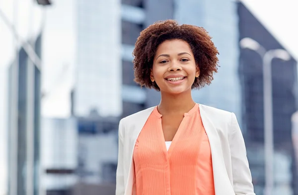 Heureuse jeune femme d'affaires afro-américaine en ville — Photo