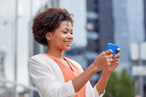 Mulher de negócios africana feliz com smartphone — Fotografia de Stock