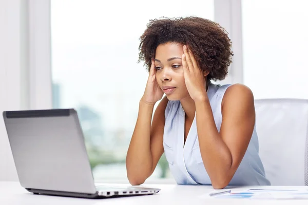 Afrikai nő, laptop, iroda — Stock Fotó