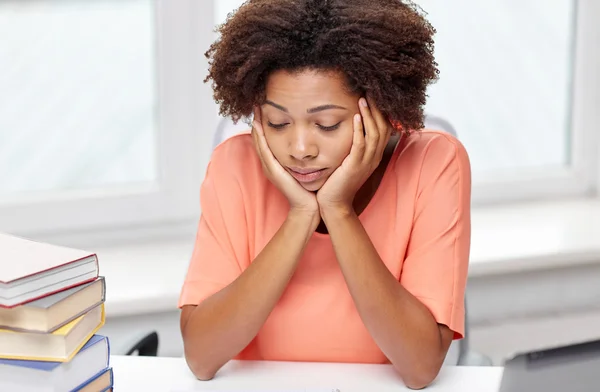 Verveeld Afrikaanse Amerikaanse vrouw huiswerk thuis — Stockfoto