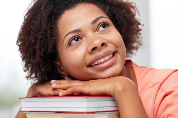 Menina estudante africano feliz com livros em casa — Fotografia de Stock