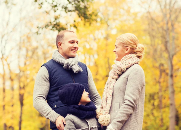 Famille heureuse dans le parc d'automne — Photo