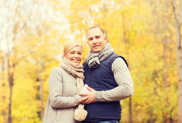 가을 공원에서 미소짓는 부부 — 스톡 사진