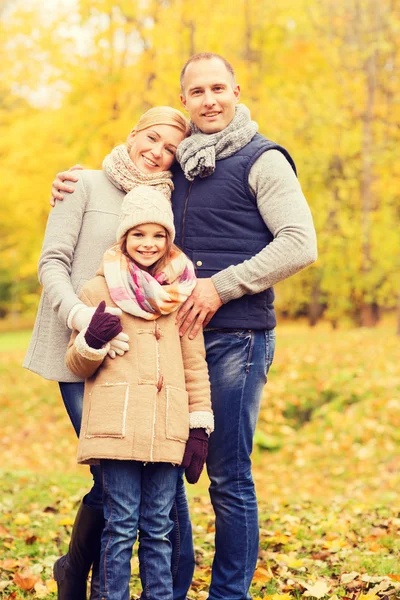 Lycklig familj i höstparken — Stockfoto