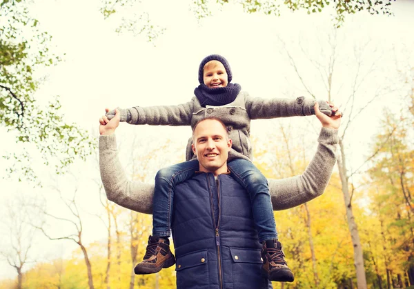 Familia feliz divertirse en el parque de otoño — Foto de Stock